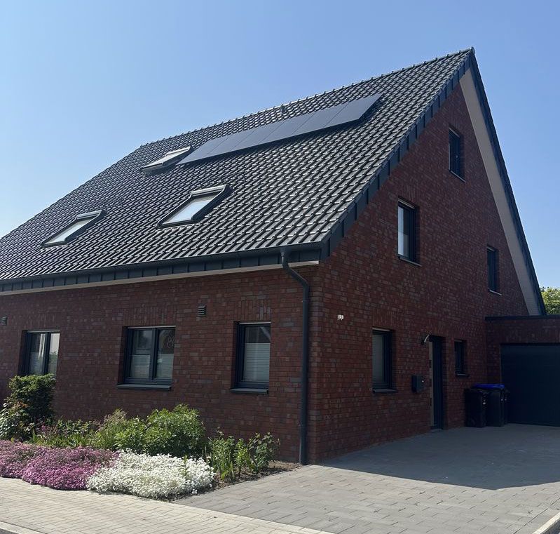 Gebäude mit Blumenbeet